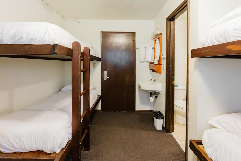 Alpine, Plus, Family, 1 Double and 4 Single Beds, 2 Bunk Beds