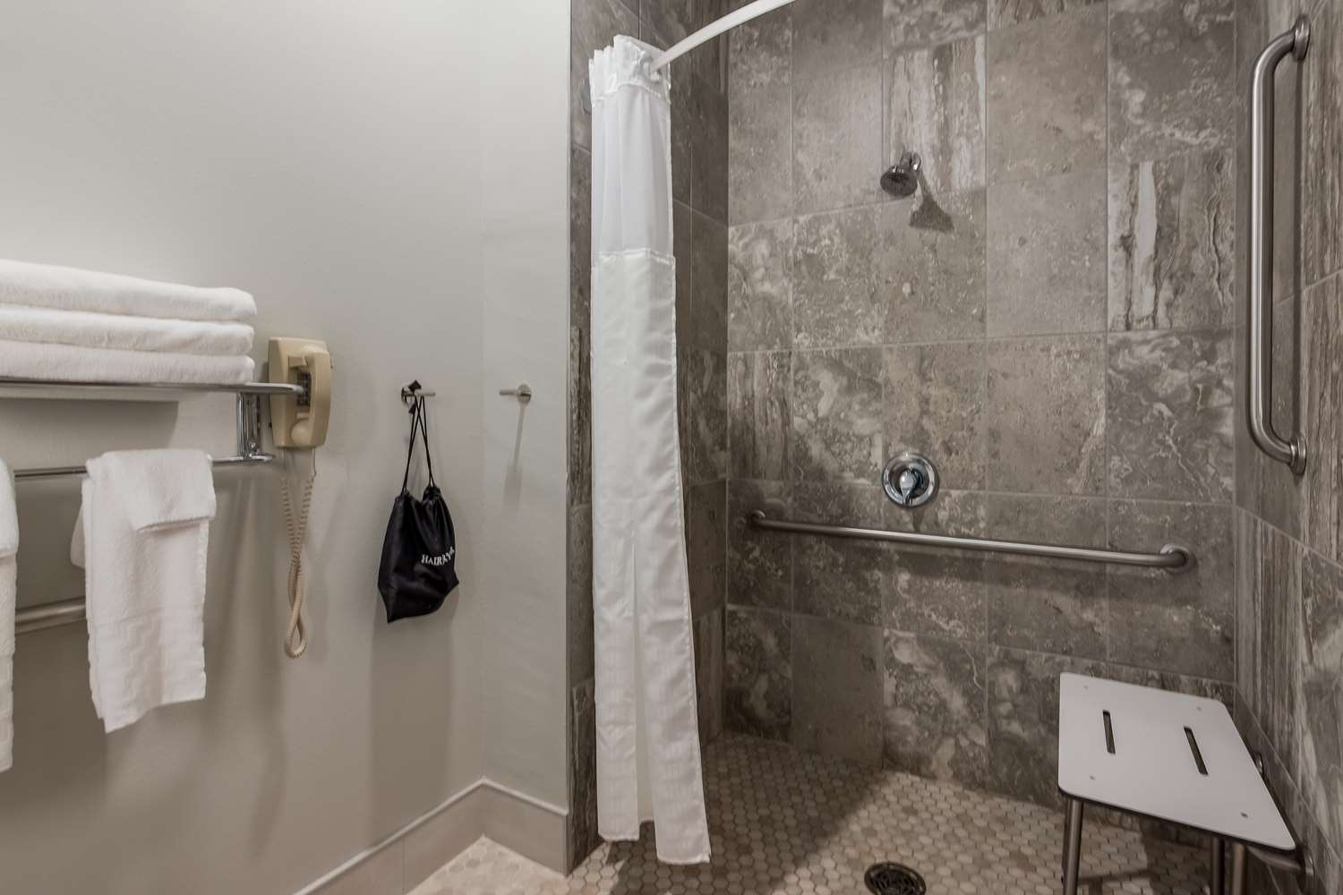 غرفة بسرير كينج لذوي الإعاقة، SureStay Plus Hotel by Best Western Highland Poughkeepsie 3/4