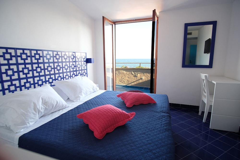 ROOM, DOUBLE OR TWIN BED, SEA VIEW
