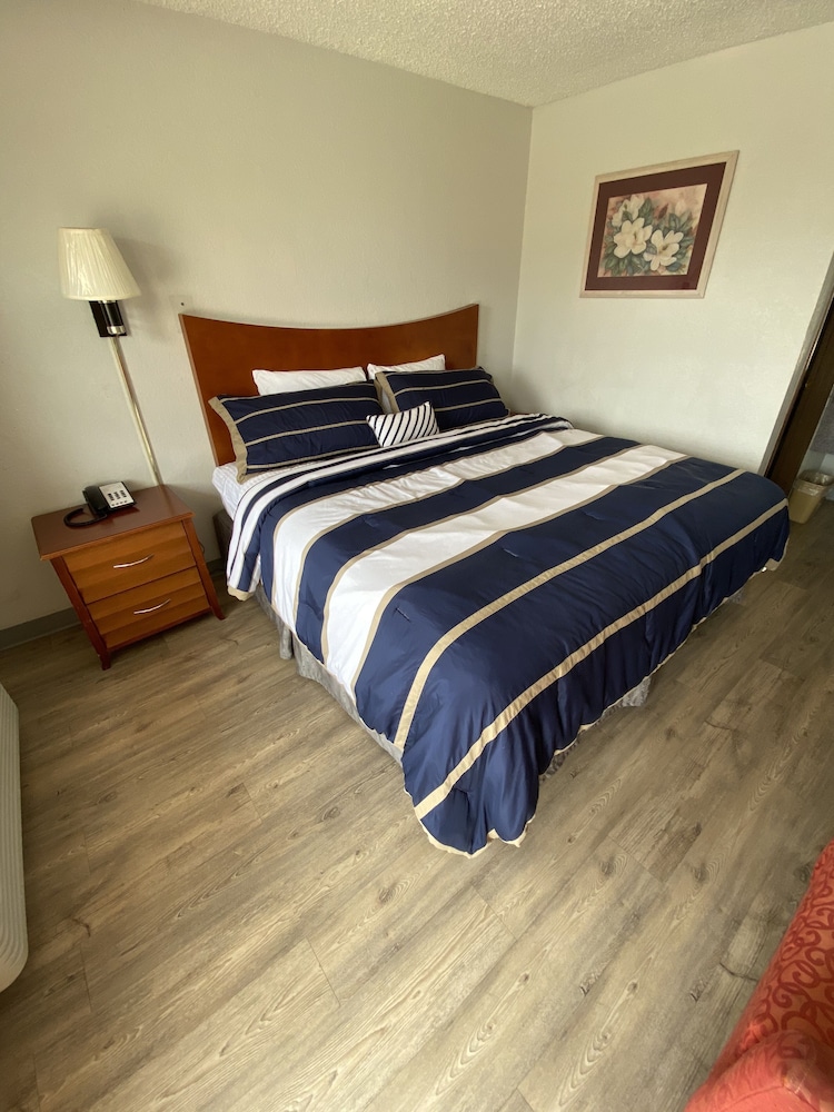 Colonial Inn 23/47