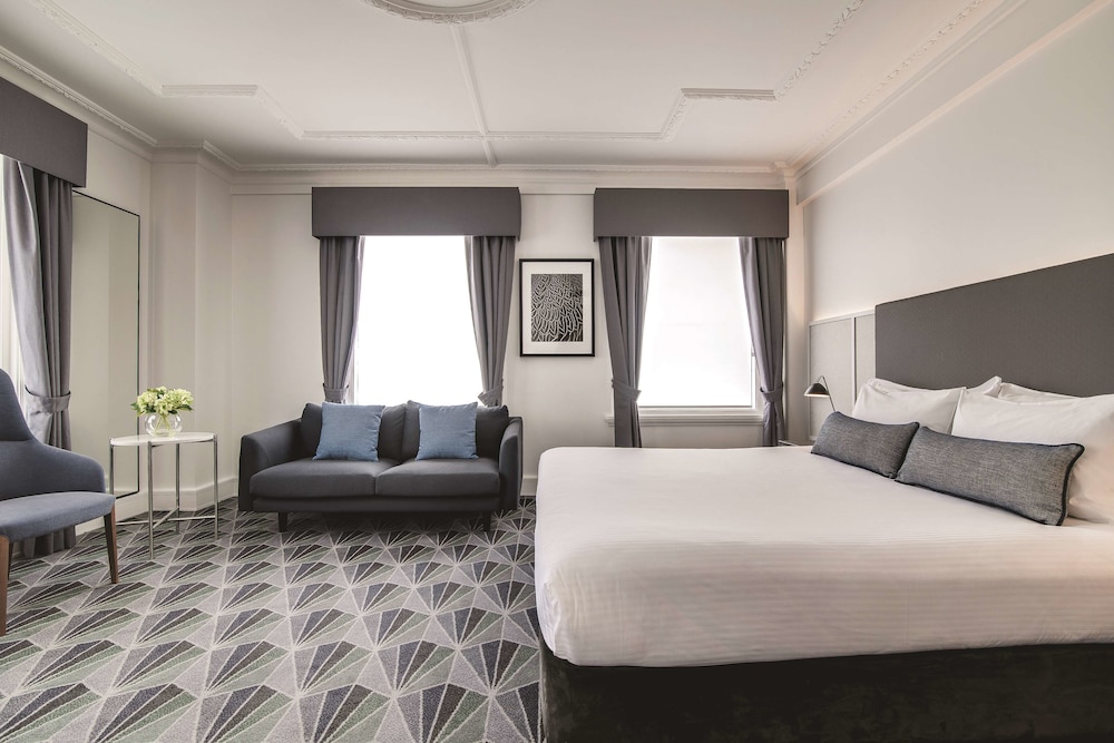 Plaza, King Bed, Corner