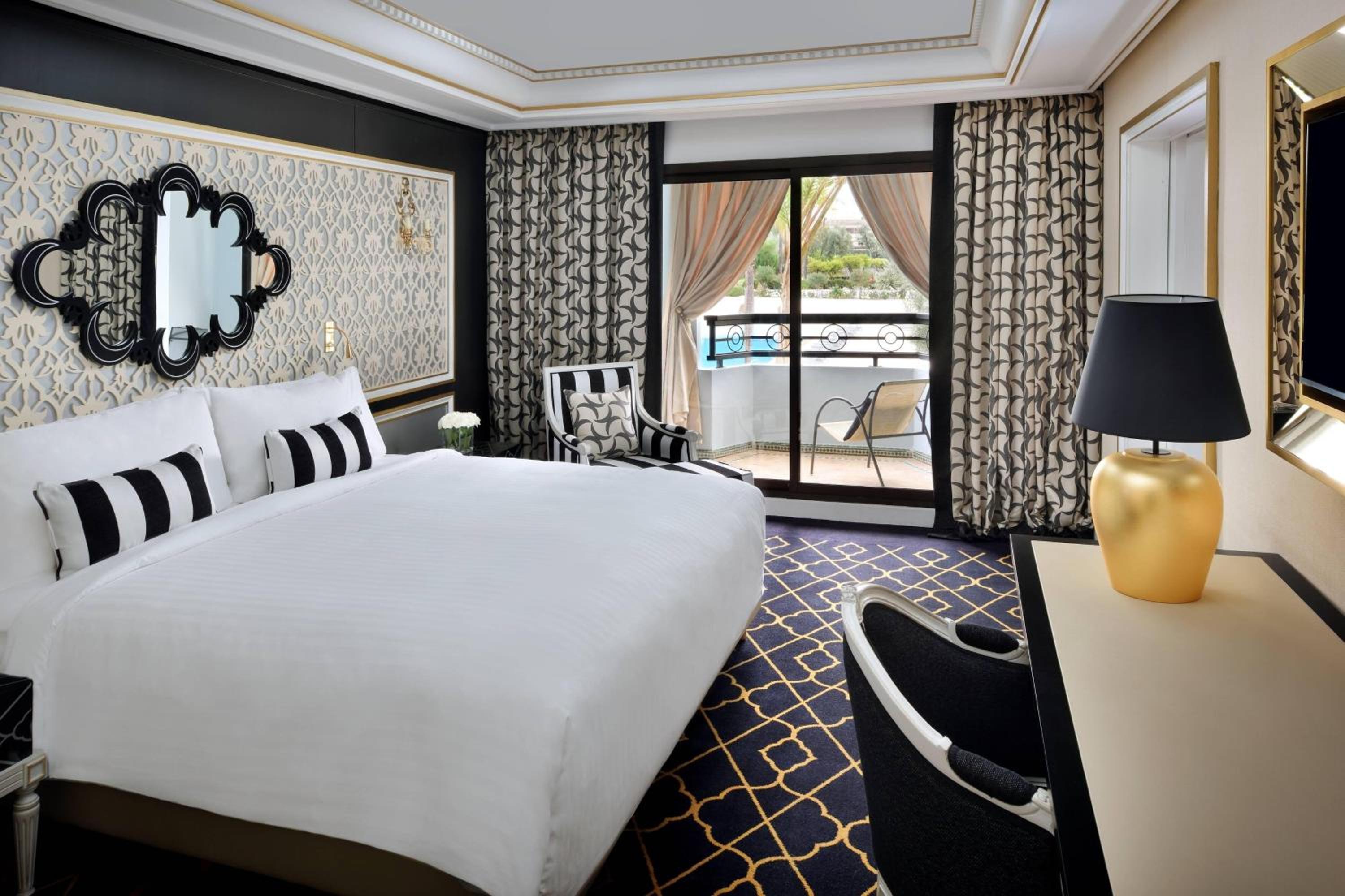 Junior Suite, King Bed, Garden and Pool View, Sofa, Balcony