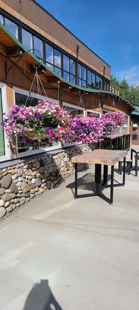 Waterton Lakes Lodge Resort 2/50