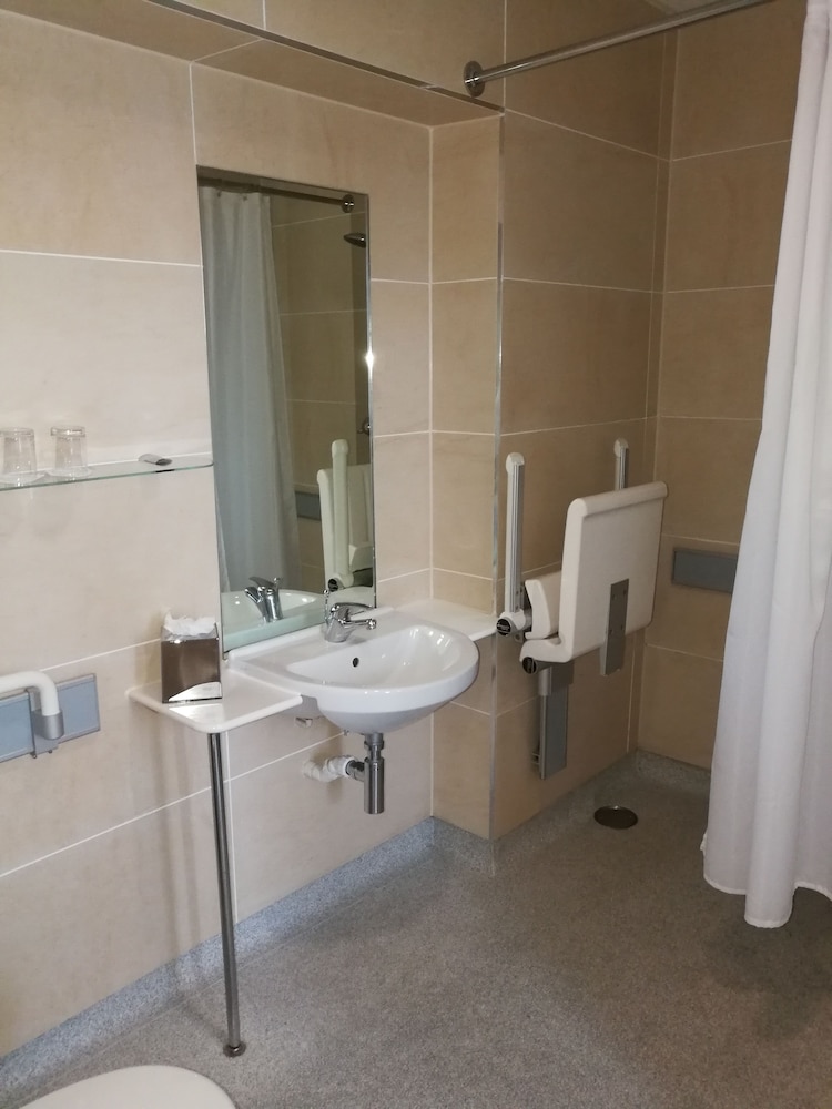 Leonardo Hotel Cardiff 25/81