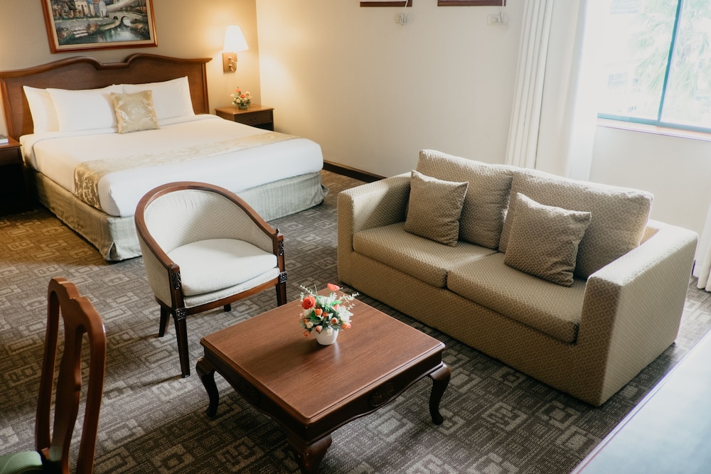 East Asia Royale Hotel 45/55