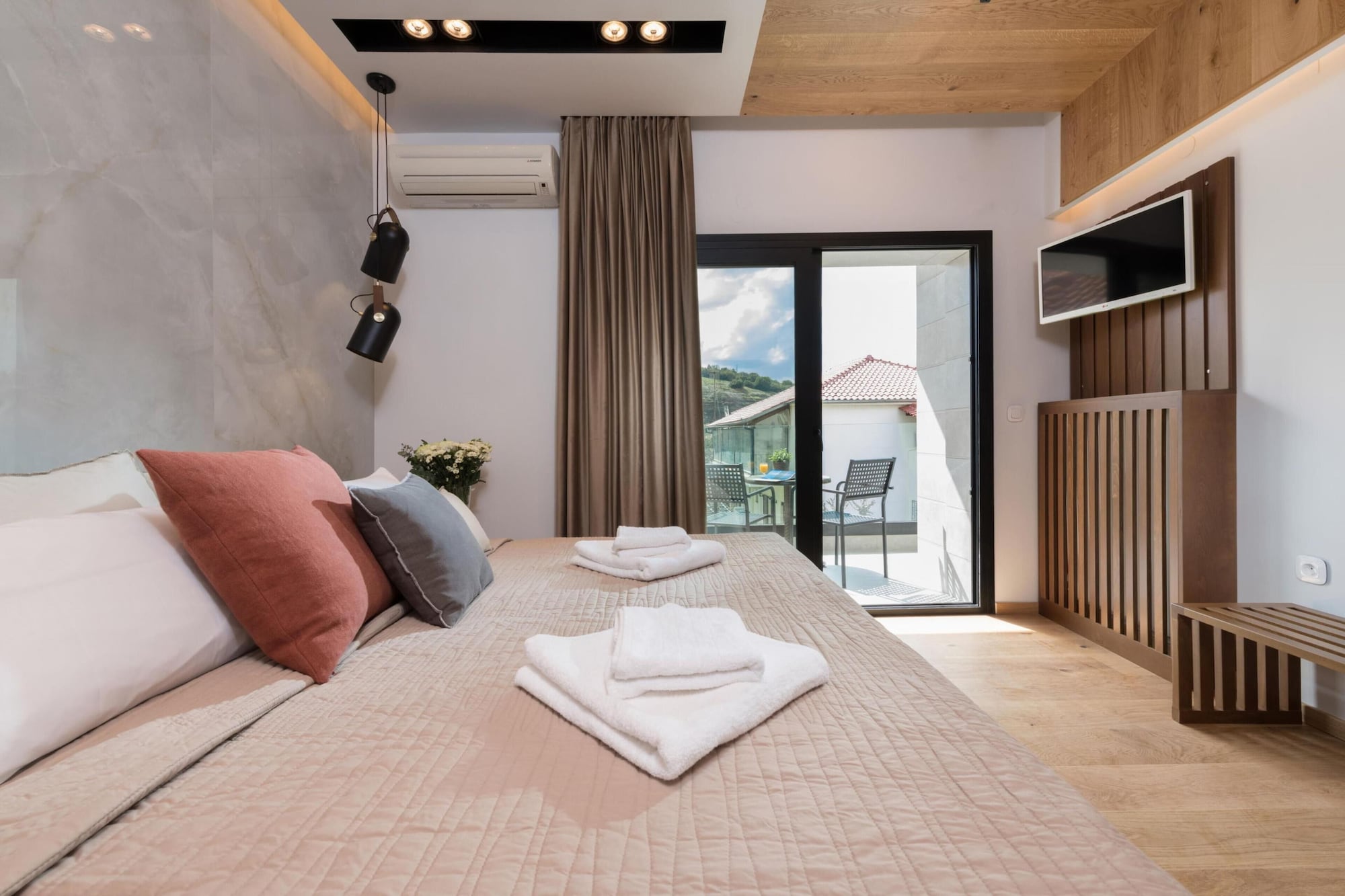 Modern, Queen Bed