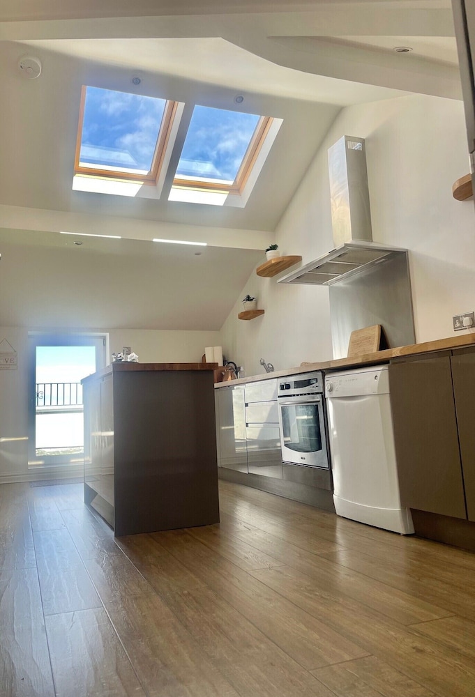 Beach House 3 Bed Penthouse Apartment 8/50