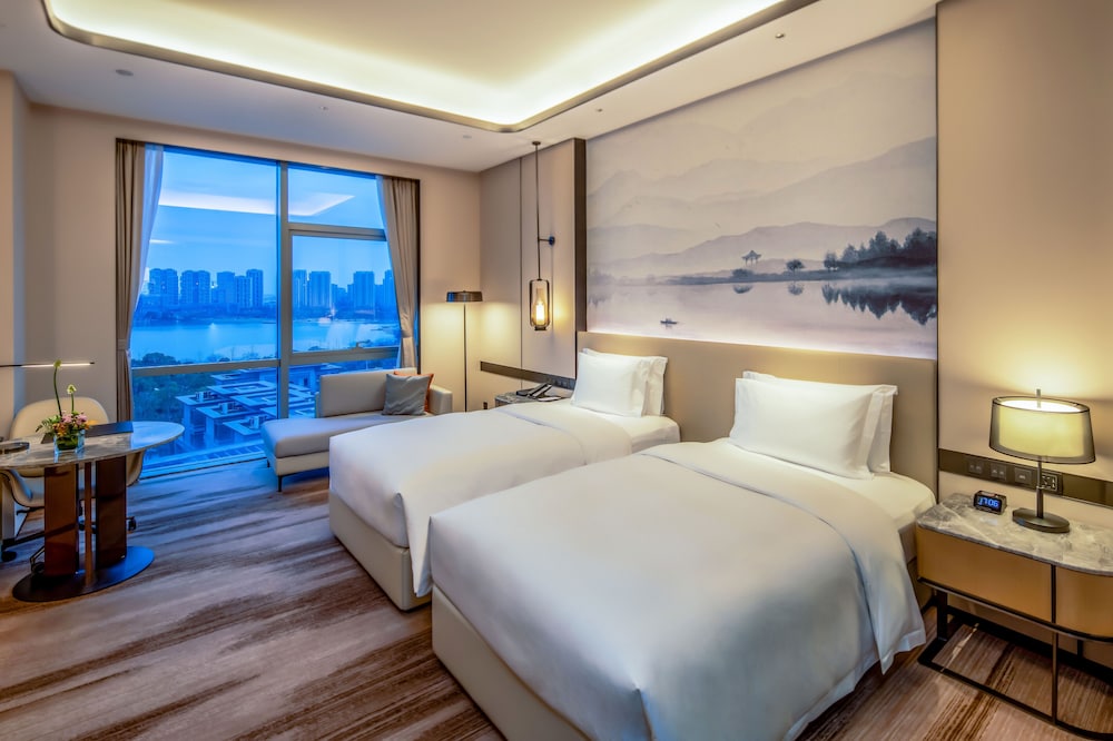 SUPERIOR, TWIN BEDS, LAKE VIEW