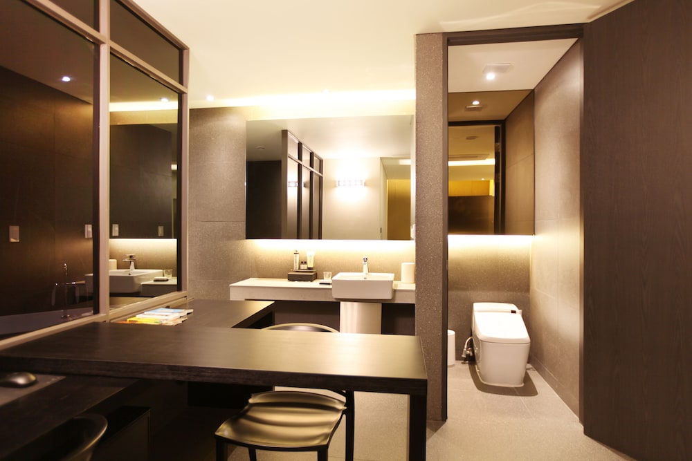 Vine Hotel 50/50