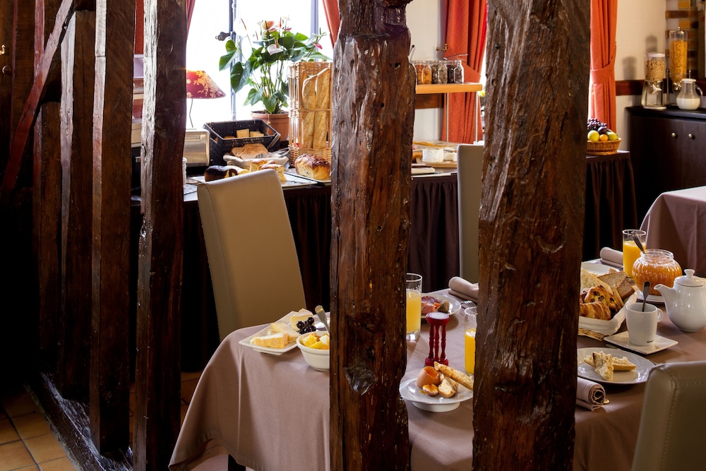 HOSTELLERIE LA CHAUMIERE 19/32