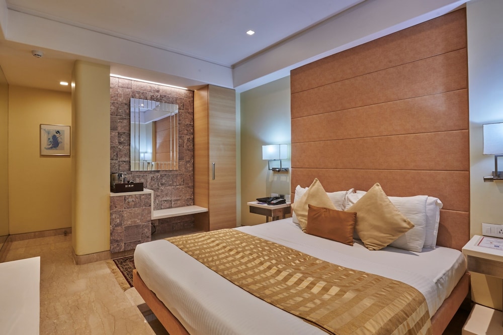 CLUB, TWIN BEDS