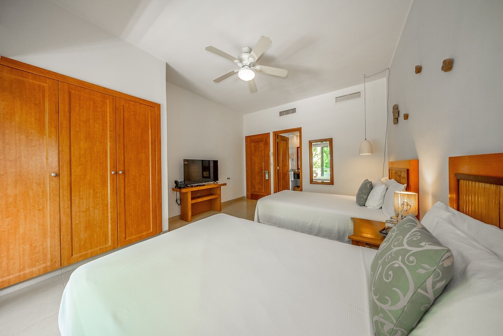 Basic, Triple, 2 Queen Beds