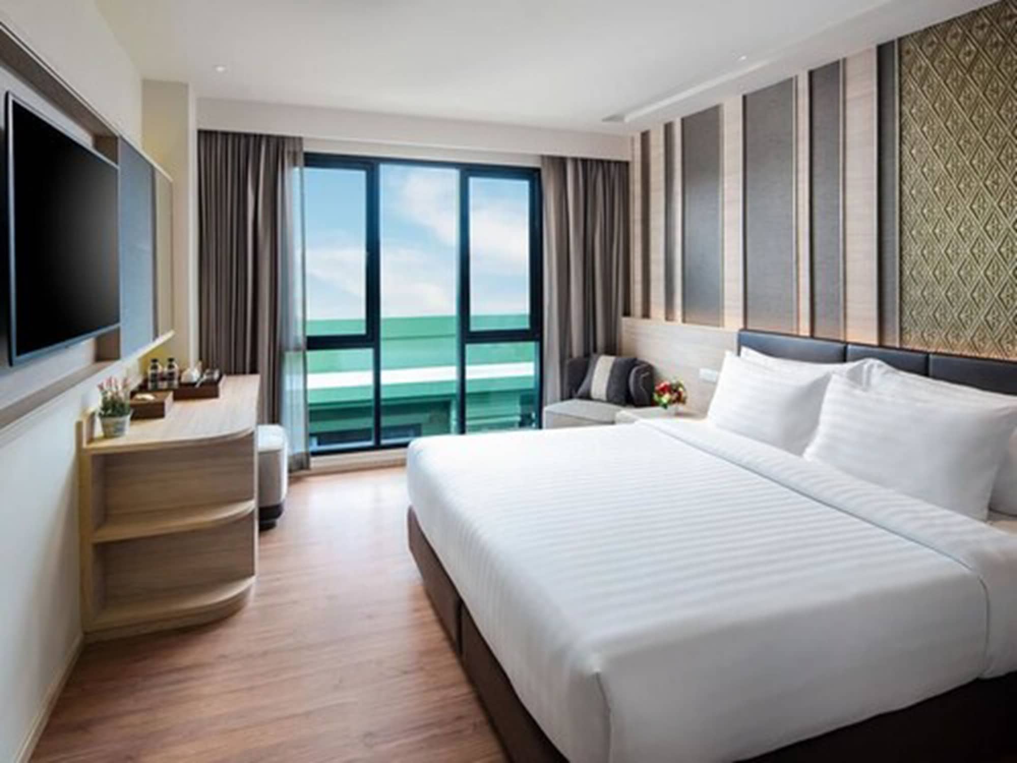 DELUXE, DOUBLE BED, CITY VIEW