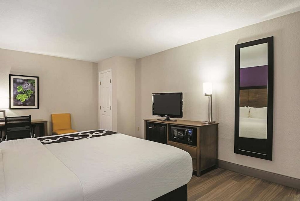ROOM, KING BED