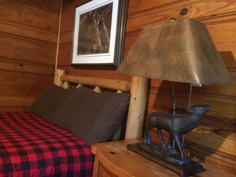 Shaver Lake Village Hotel 24/50
