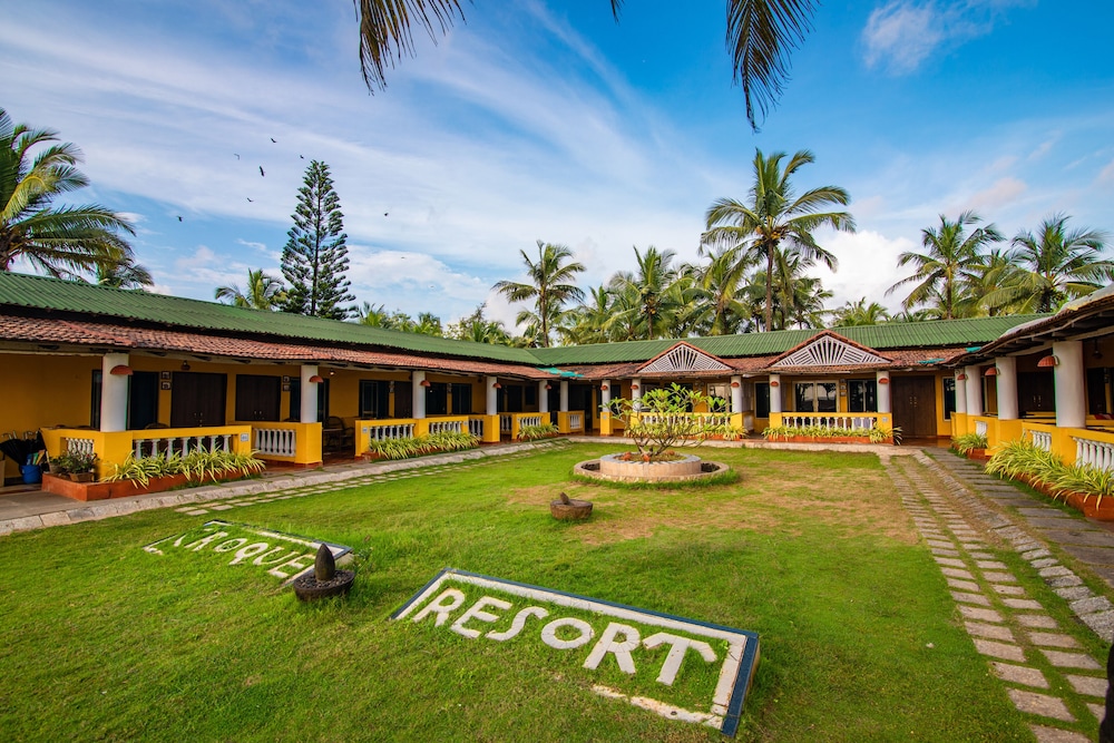 C'roque Beach Resort 38/50