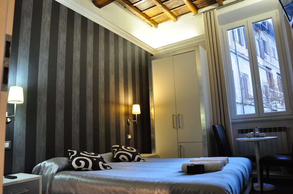 ROOM, DOUBLE OR TWIN BED
