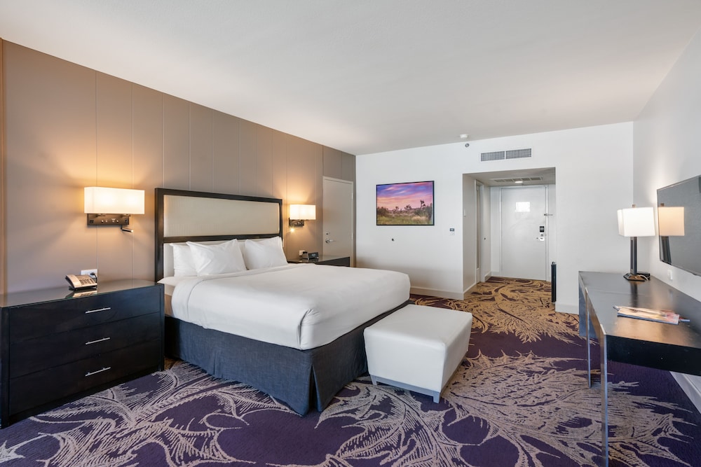 DELUXE, KING BED, CITY VIEW