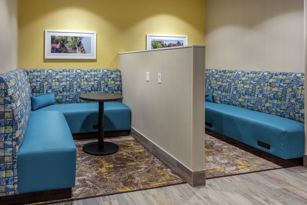 Hampton Inn & Suites Burlington IA 33/46