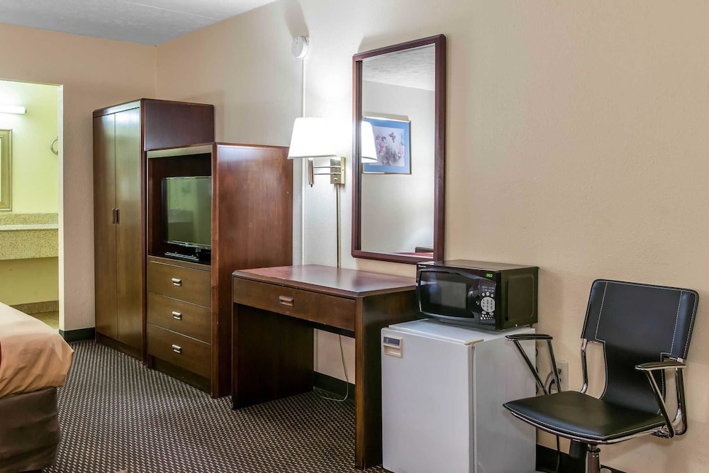 Econo Lodge Seymour, IN 28/37