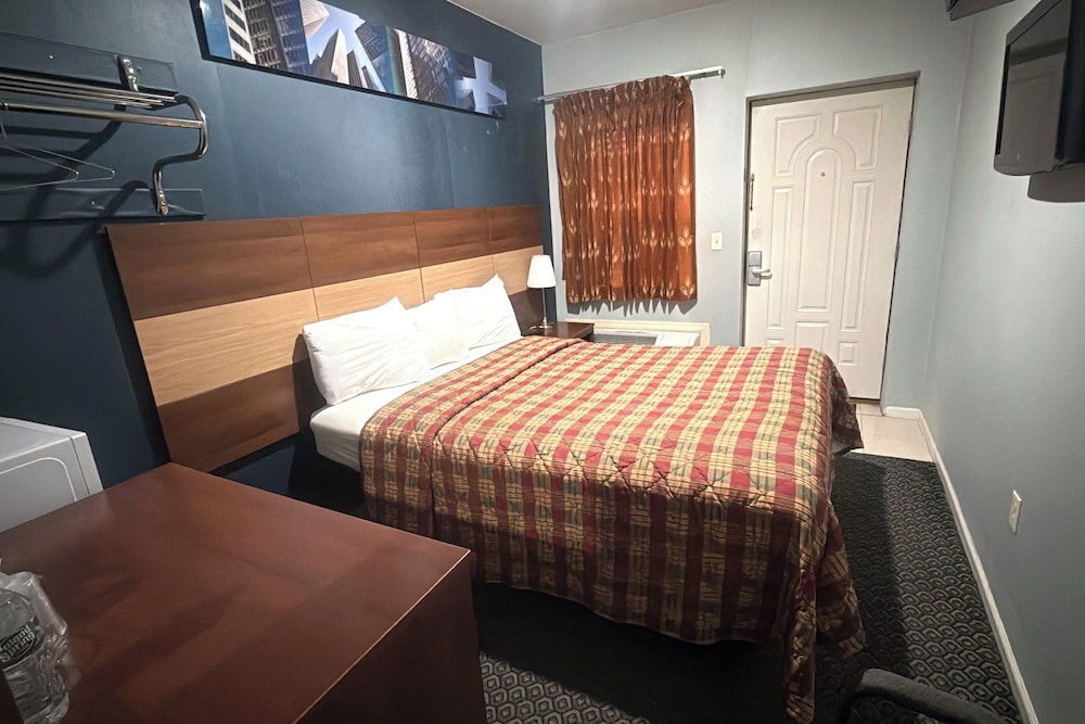 At 9 Motel Near Freehold I-195 11/38