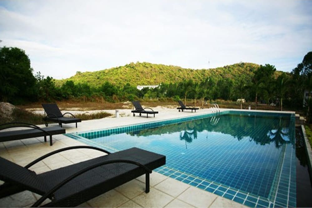 White At Sea Resort 30/42