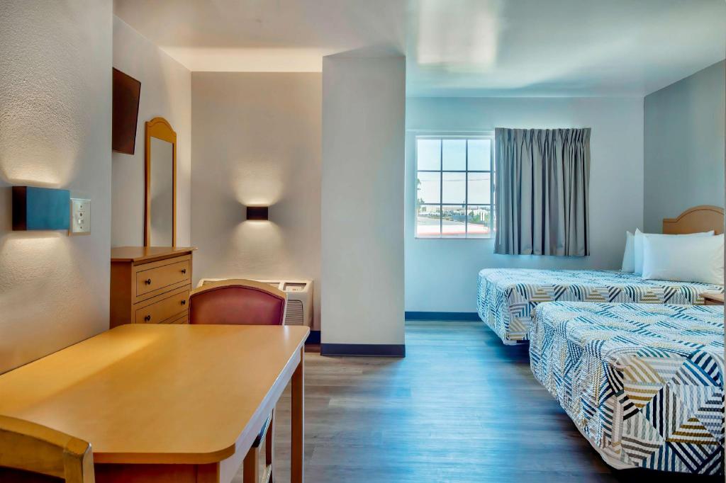 2 Full Beds - Non-Smoking, Kitchen، OYO 1001536 Studio6 Bakersfield, CA 3/6