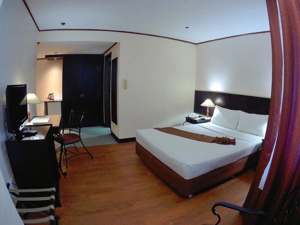 Golden Peak Hotel and Suites powered by Cocotel 24/63