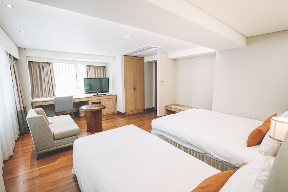 DELUXE, TWIN BEDS, CORNER