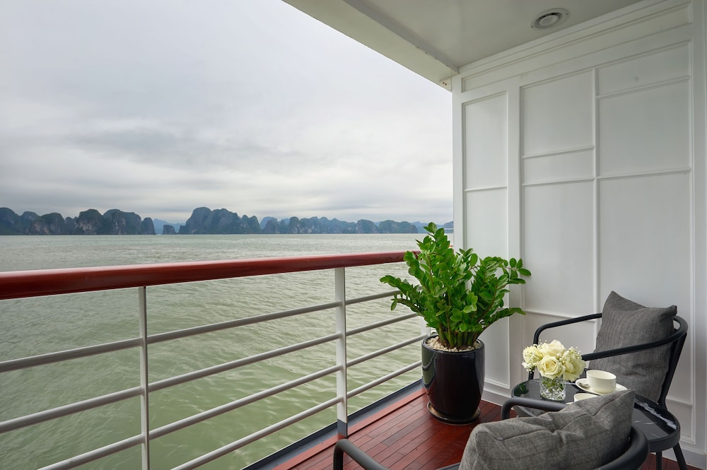 Paradise Grand Cruise – Lan Ha Bay 11/65