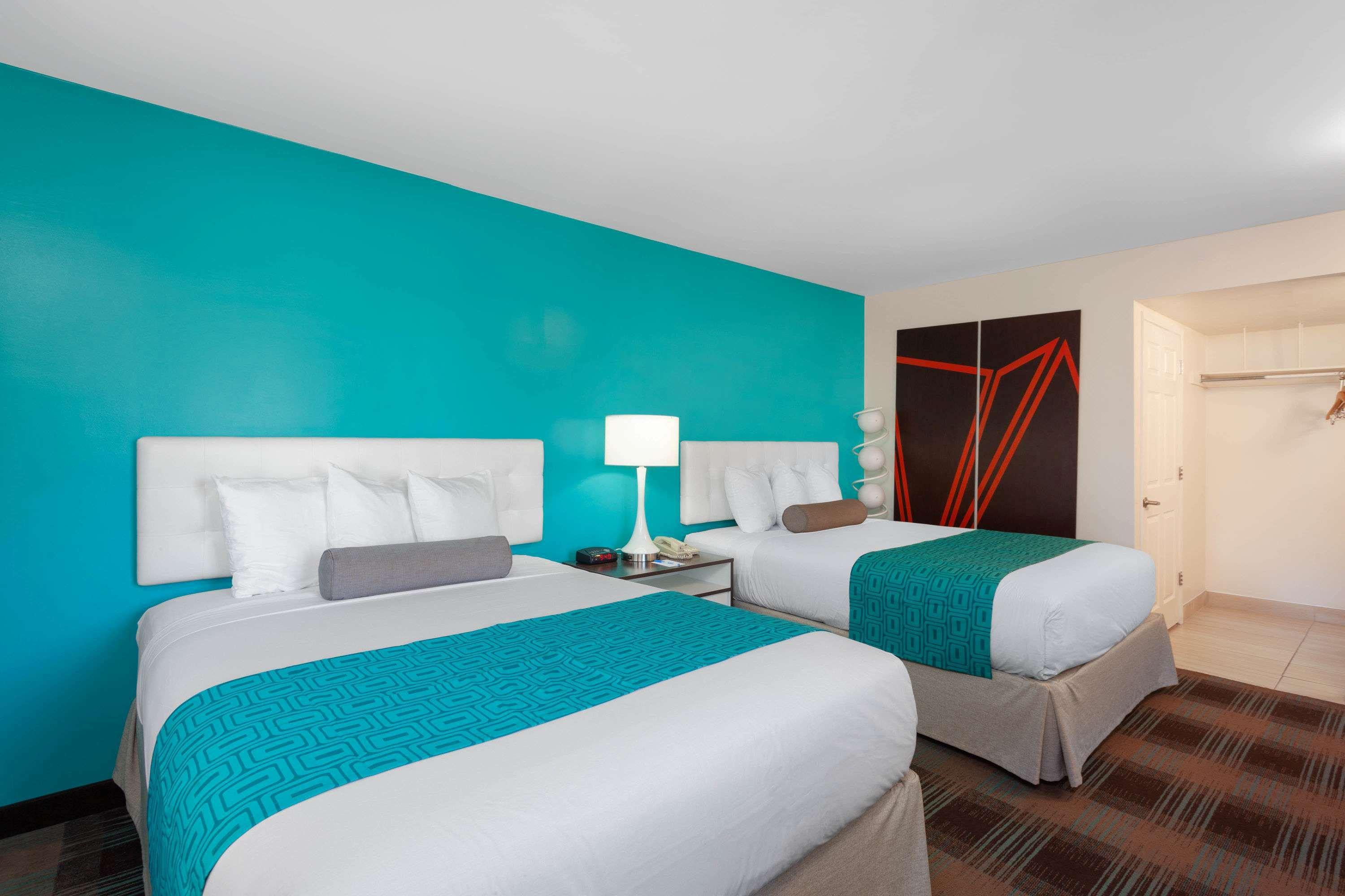 Howard Johnson By Wyndham San Diego Hotel Circle 8/25