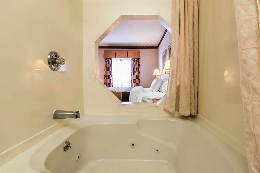 Quality Inn & Suites Evansville North 37/37