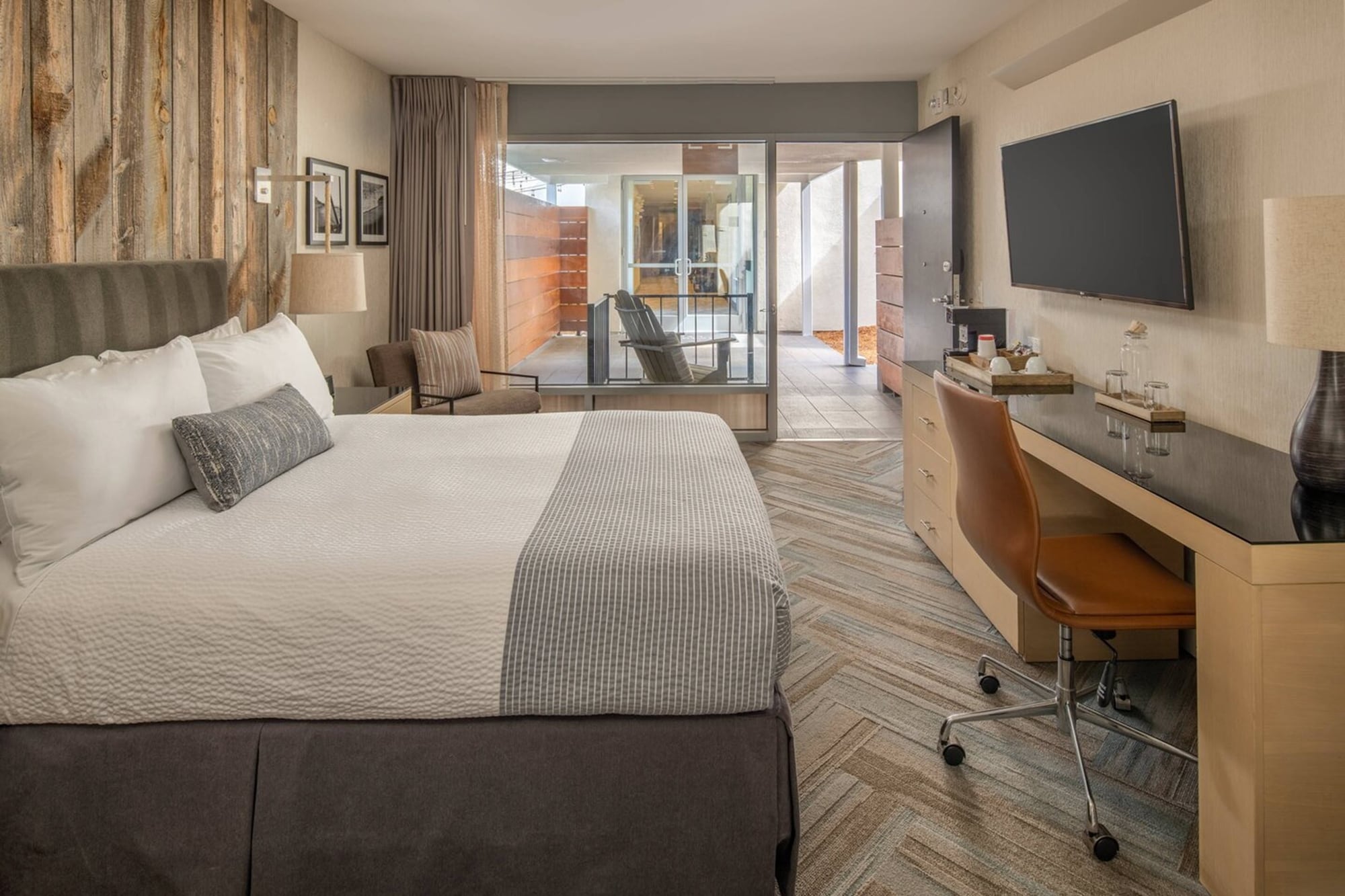 ROOM, QUEEN BED
