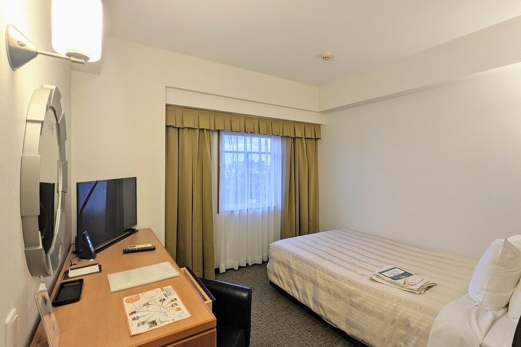 ROOM, SINGLE, SMOKING