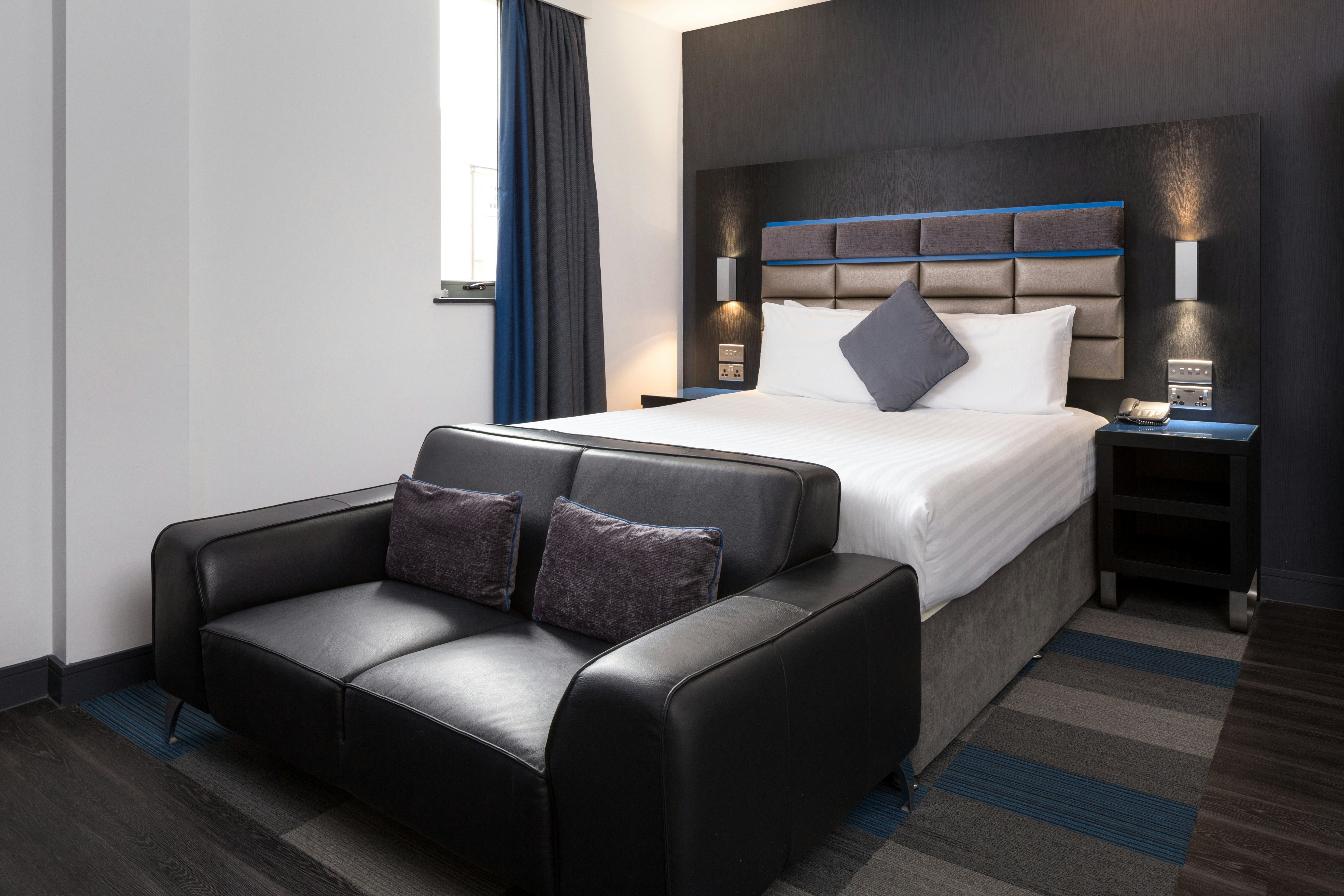 Roomzzz Chester City 4/77