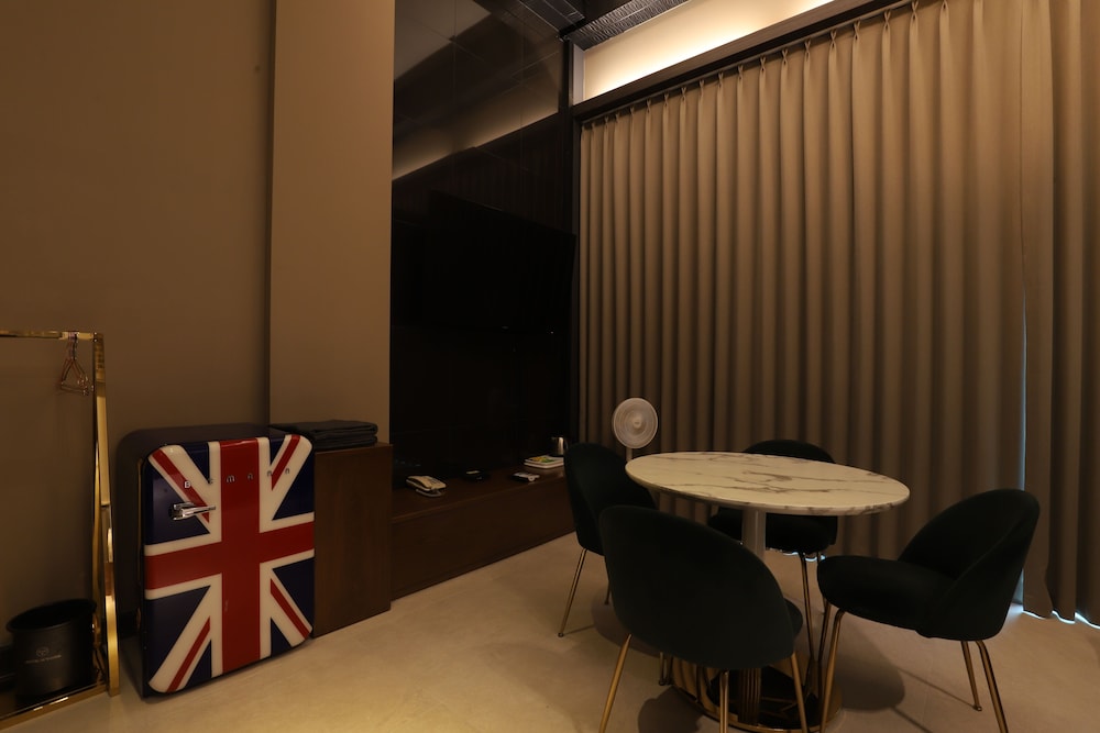Piano Hotel 51/65