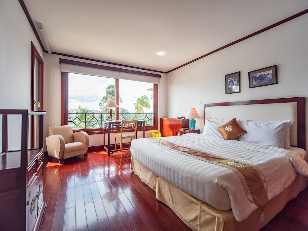 1 BEDROOM, SUITE