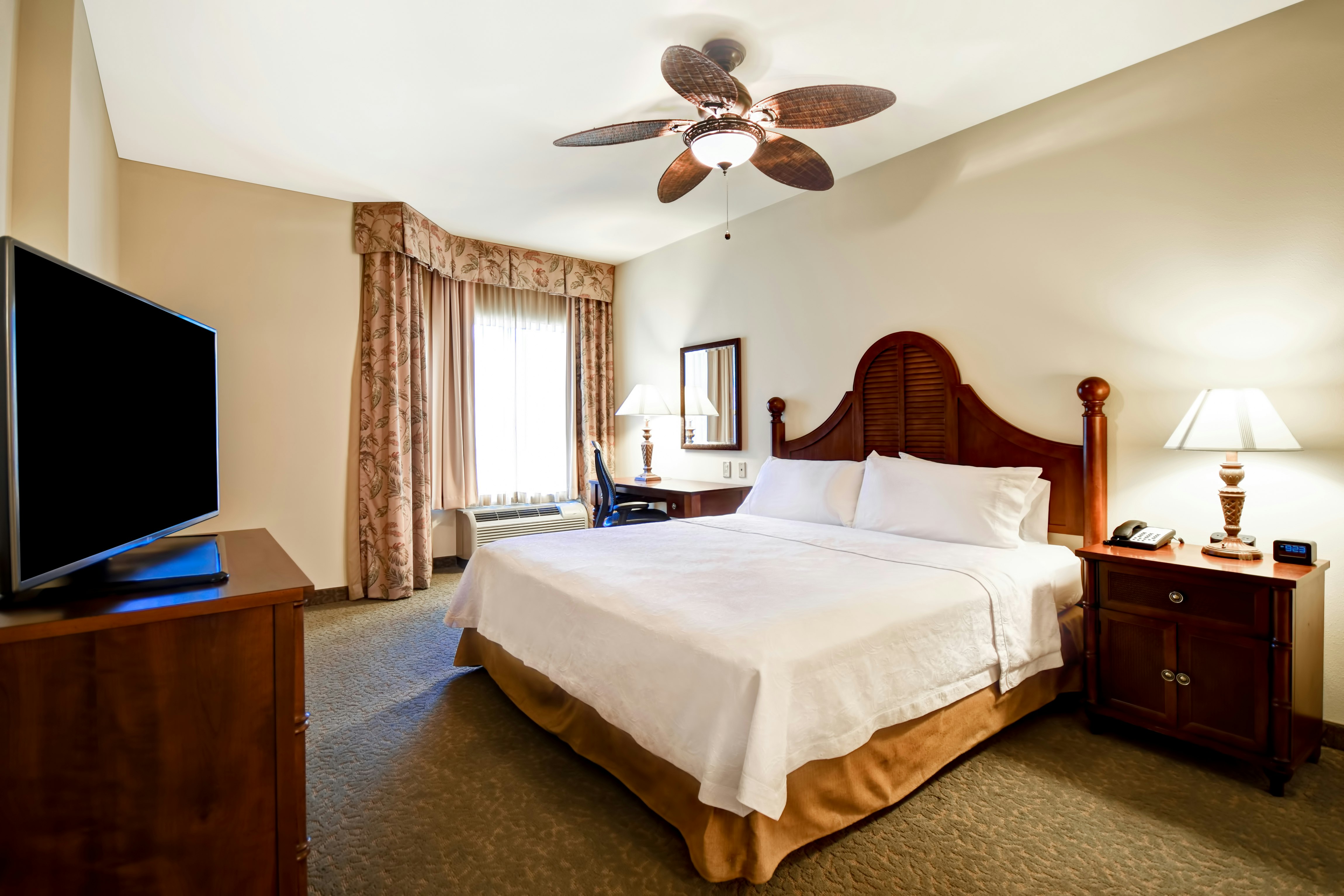 SUITE, KING BED, ACCESSIBLE