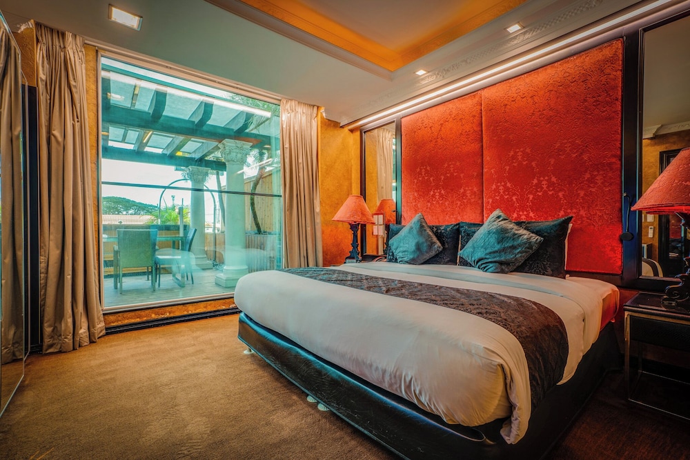 2 BEDROOMS, GARDEN, EXECUTIVE, SUITE