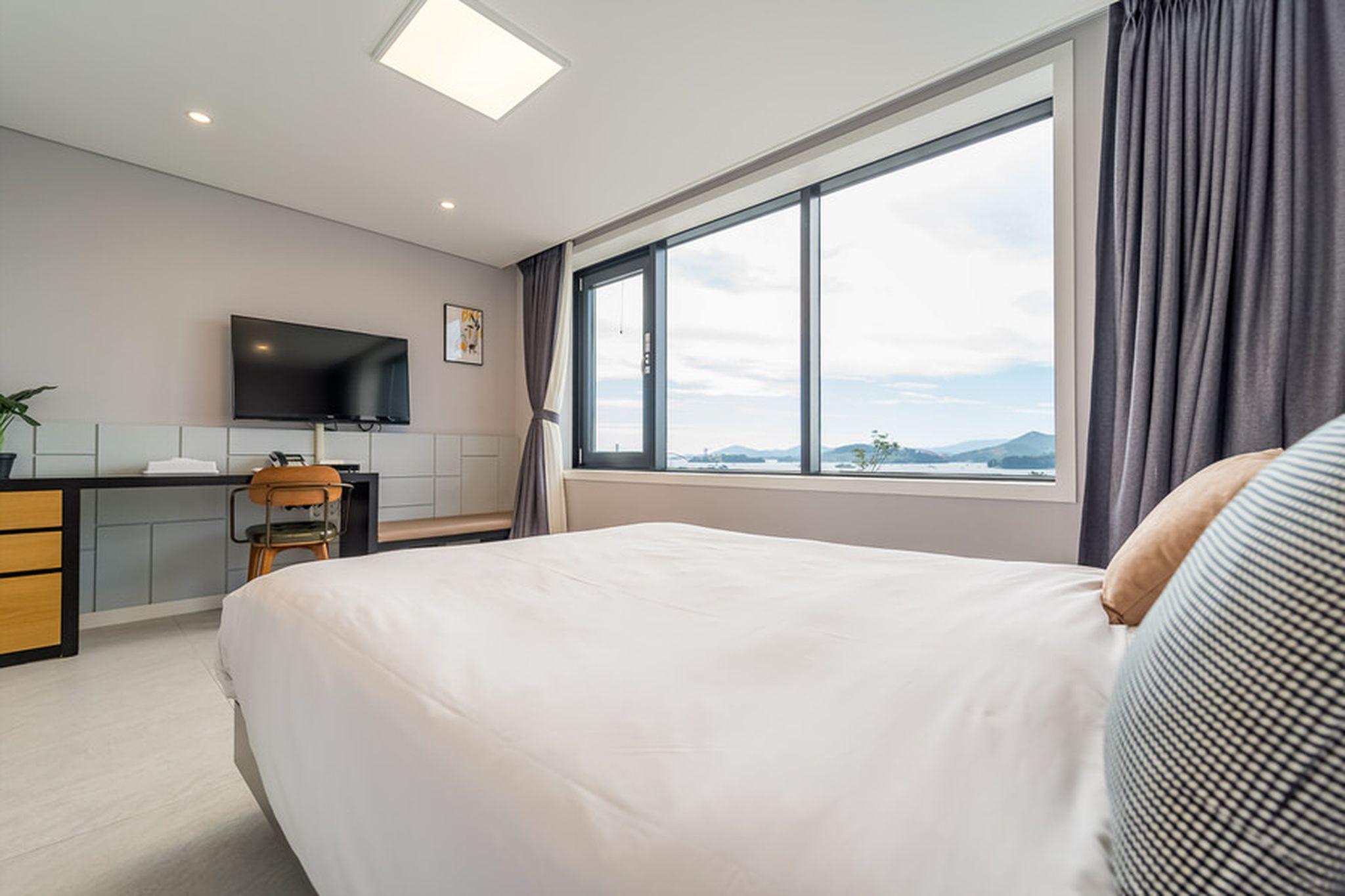 Study, Futon Bed, Ocean View 2/3