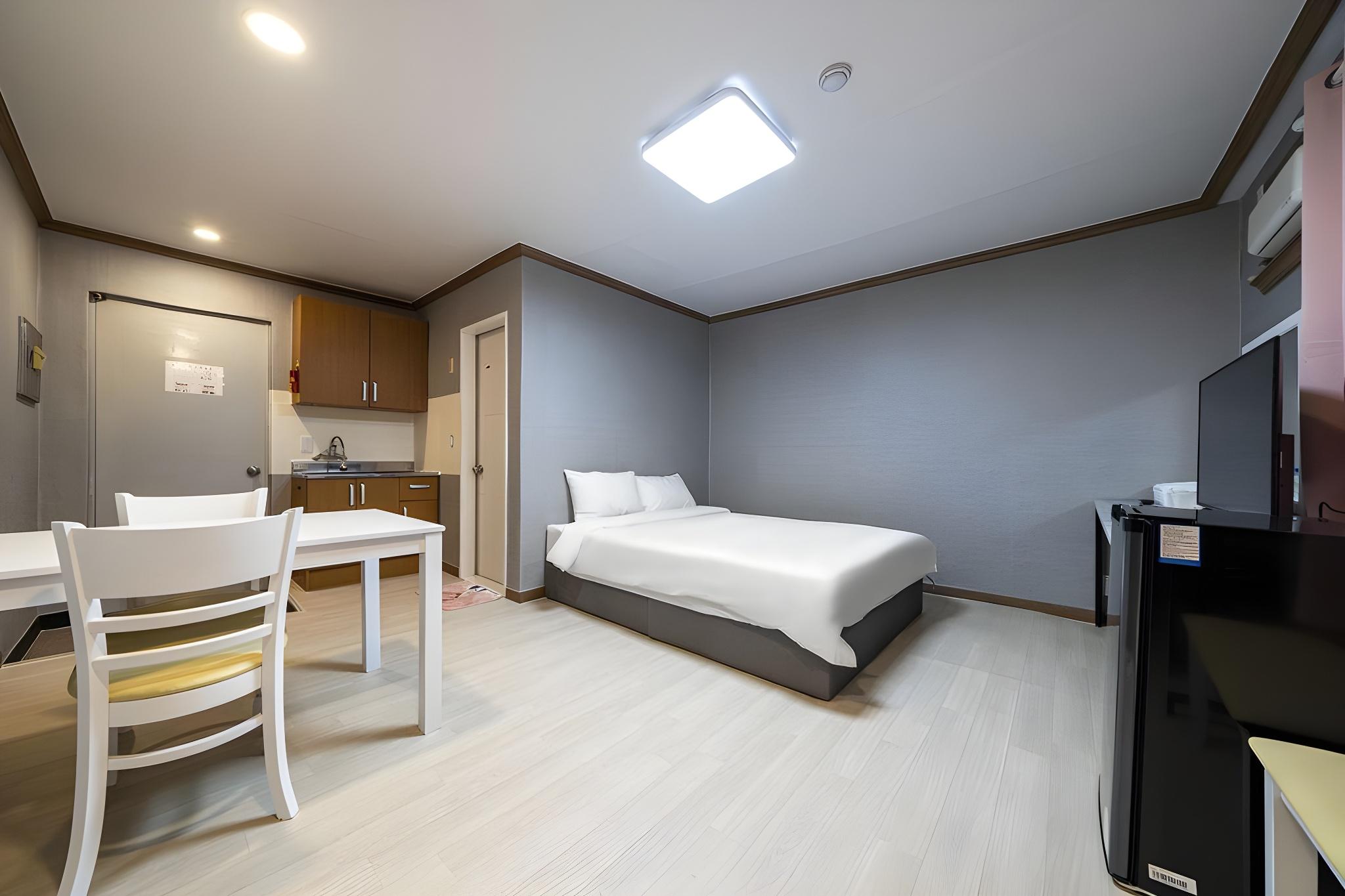 Condominium, Type A, Bathtub