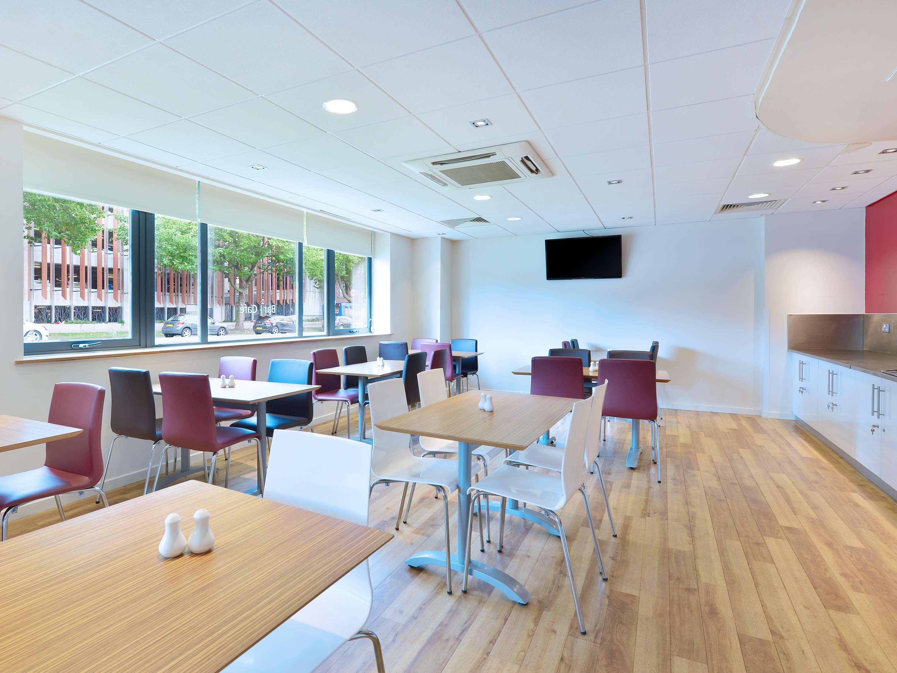 Travelodge Swindon Central 38/42