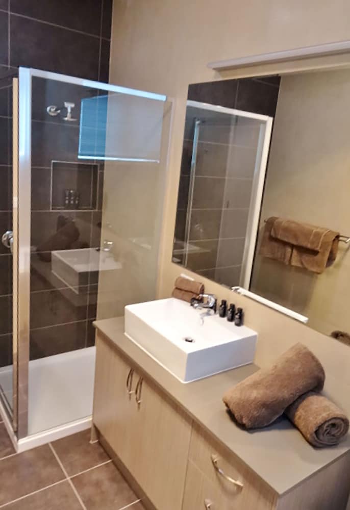 Fawkner Suites Serviced Apartments 61/64