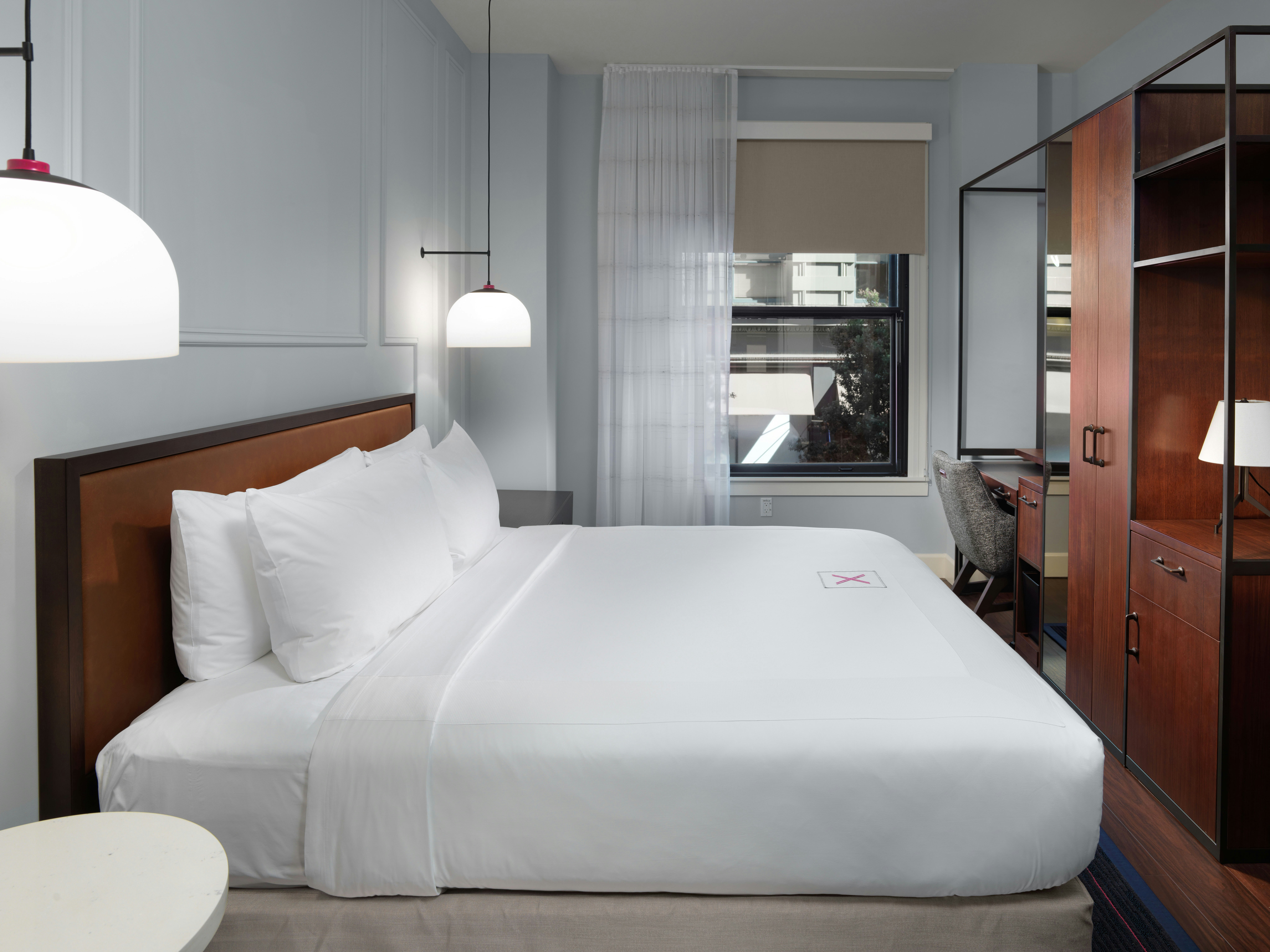 Axiom Hotel 17/76