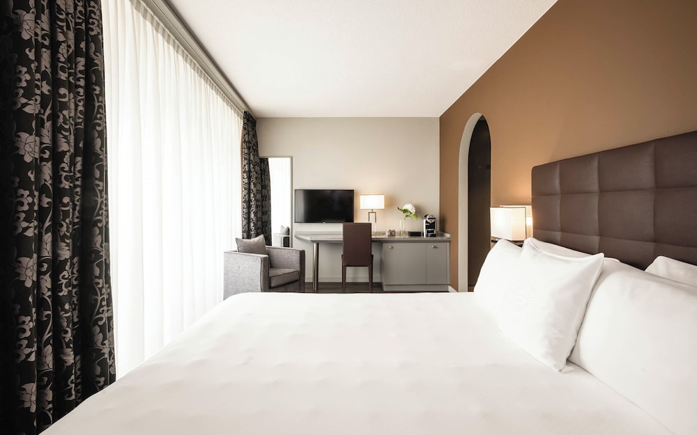 Panorama, Deluxe, Queen Bed, Mountain and City View, Balcony