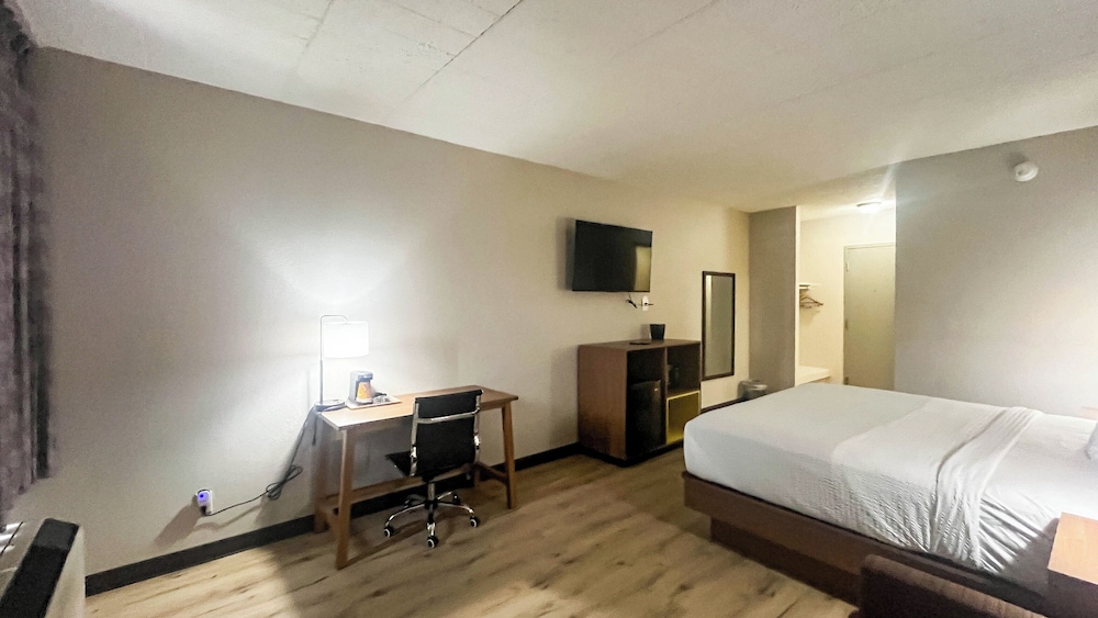 1 King Bed - Non-Smoking, Micfridge