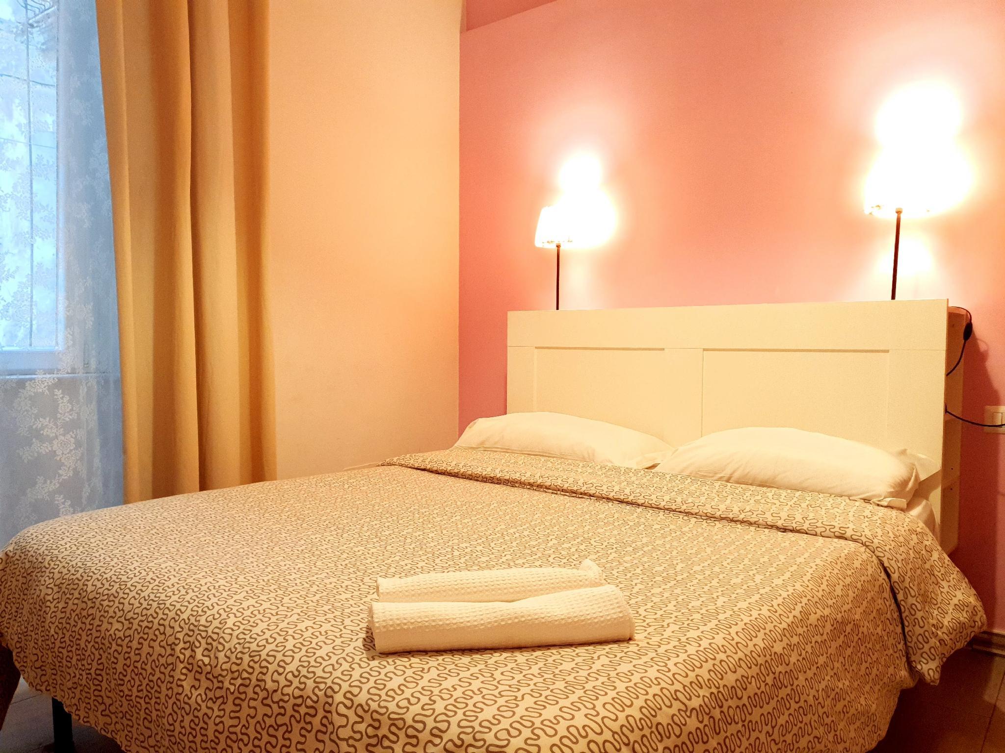 ROOM, SINGLE, SHARED BATHROOM