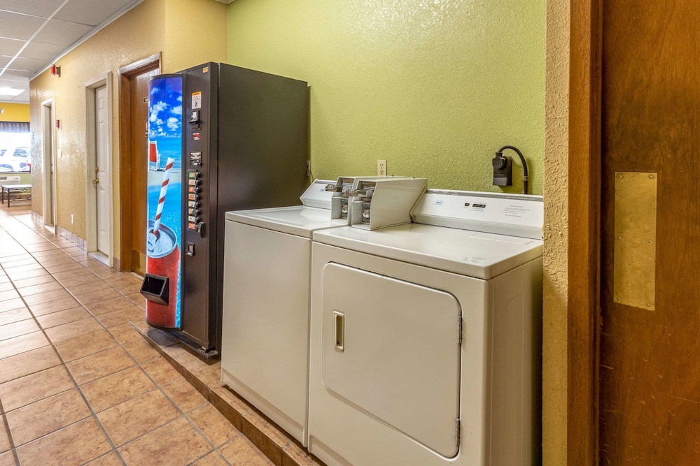 Baymont Inn & Suites by Wyndham Newton IA 2/6
