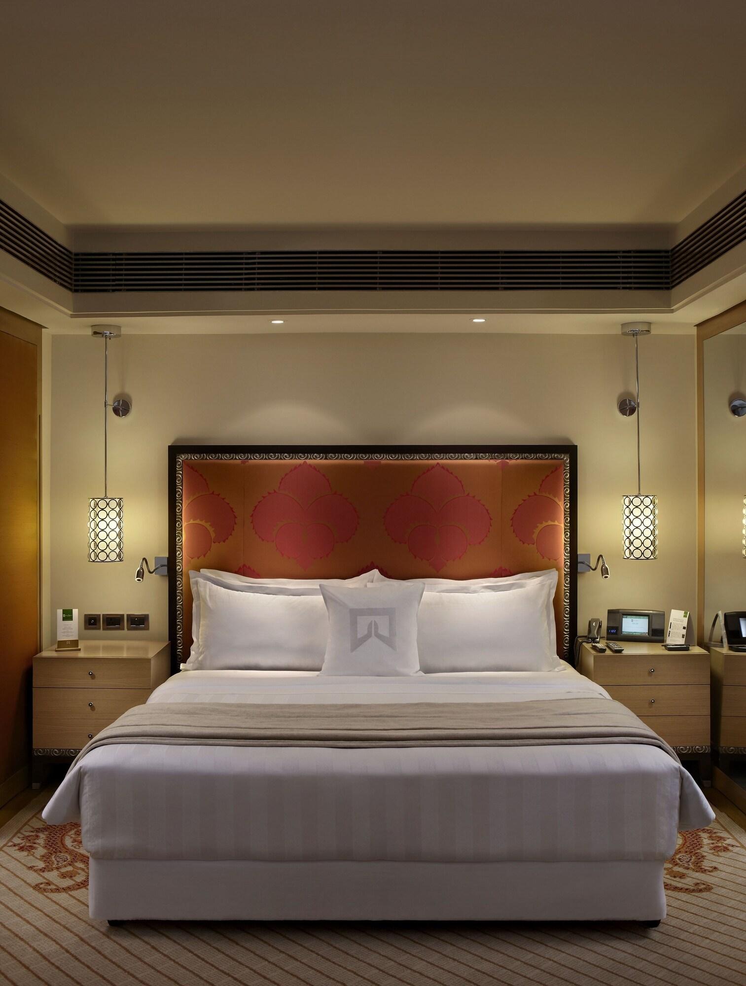 House, Queen Bed