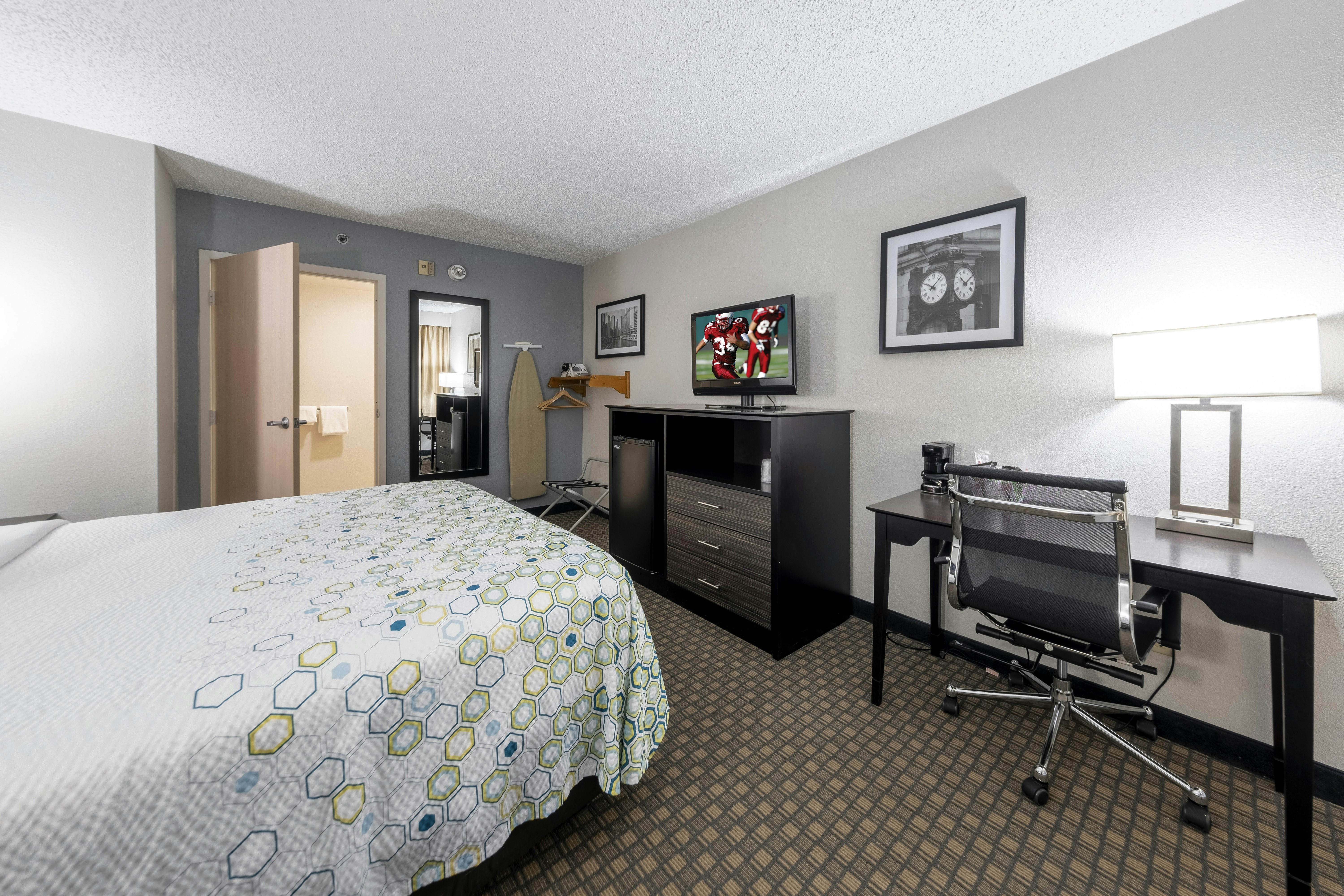 Room at HomeTown Inn by Red Roof East Syracuse, EAST SYRACUSE - NY